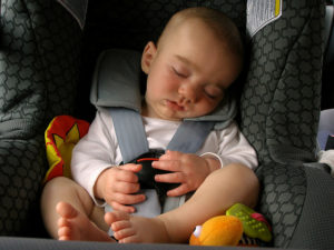 niño  en silla de coche