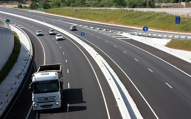 Camiones y coches, convivencia y seguridad en las carreteras