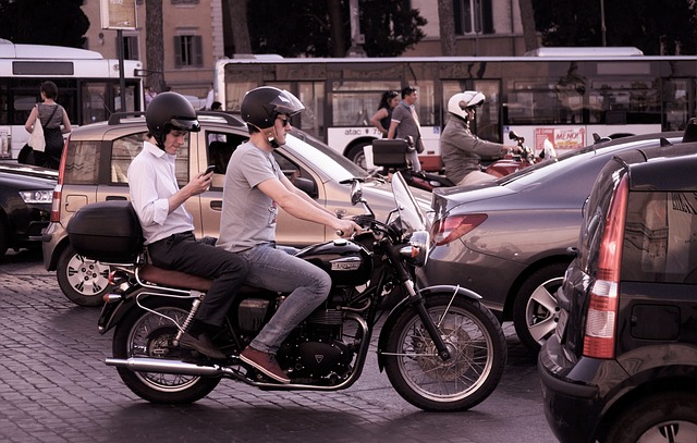 Viaja seguro en moto manteniendo la distancia de seguridad